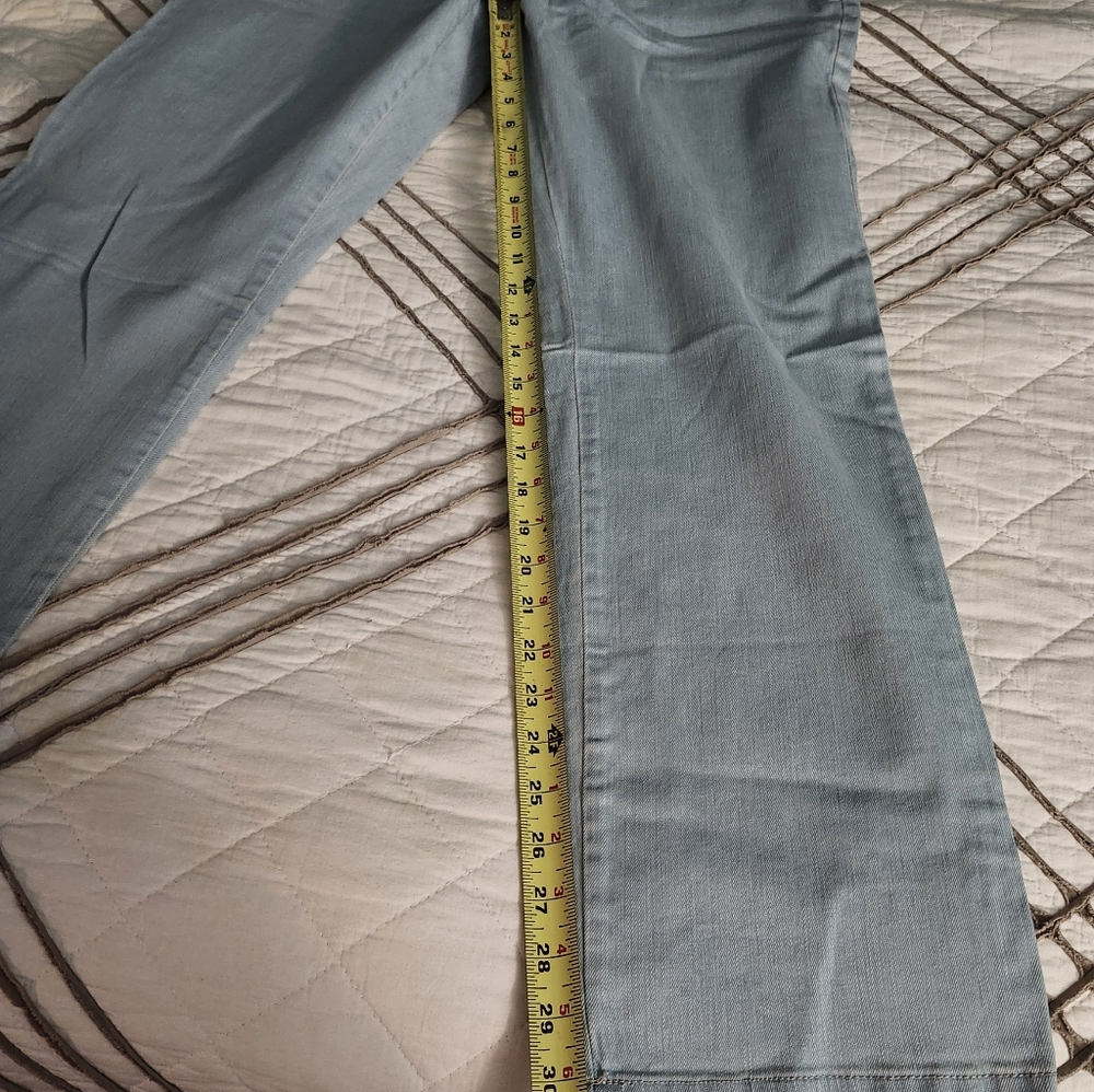 Lee Classic Fit Light Blue Jeans - Picture 13 of 15